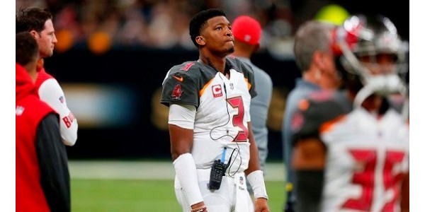 Les spectateurs attendent avec impatience le match d'ouverture entre les New Orleans Saints et les Tampa Bay Buccaneers